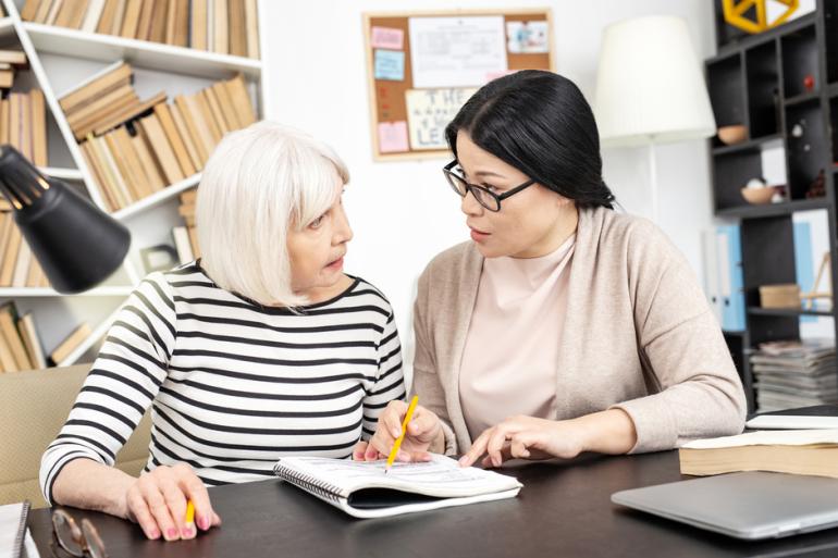 Mujeres hablando y estudiando